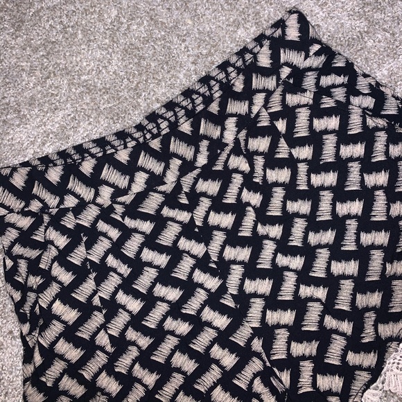 A. Byer Cream & Black shorts size S - Picture 3 of 6